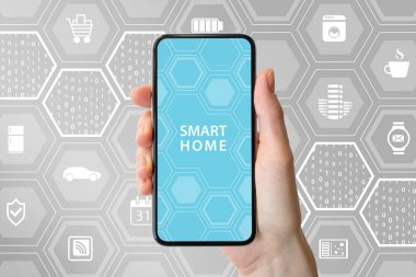 Akıllı Ev Otomasyonu kavramı modern çerçeve ücretsiz smartphone aletleri simgelerle tarafsız arka plan önünde tutan el ile