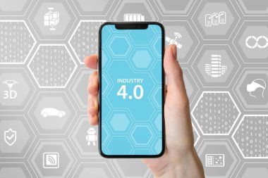 Akıllı telefon ekranında görüntülenen sanayi 4.0 metin. Modern çerçevesiz akıllı telefon tarafsız arka plan önünde tutan el.
