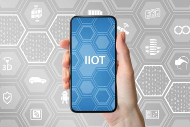 Iiot (şeylerin endüstriyel Internet) modern çerçevesiz smartphone ekranında görüntülenen metin. El tutma smartphone.