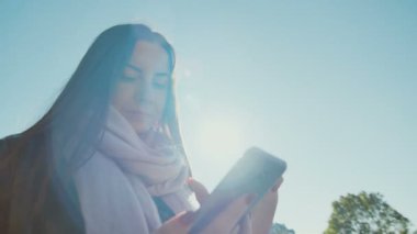 Smartphone konumu olan güzel kadın