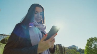 Smartphone konumu olan güzel kadın