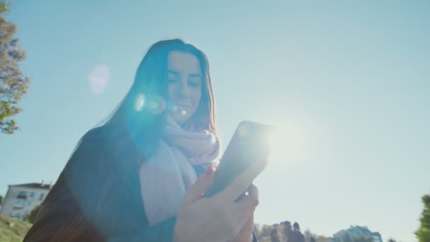 Красива жінка зі смартфоном щаслива реакція — стокове відео