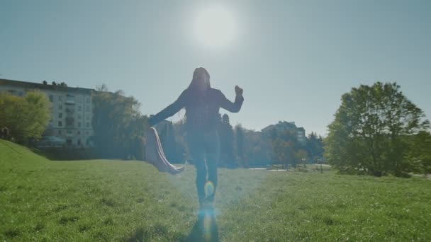 Гарненька жінка стрибає повільний рух — стокове відео