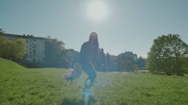 Mujer bonita salto cámara lenta — Vídeos de Stock