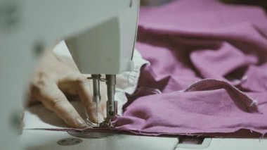 Dikiş ağır çekimde. Yakın çekim.