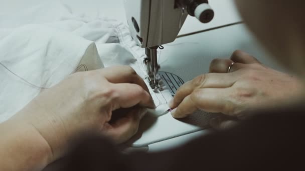 スローモーションで縫製。クローズ アップ. — ストック動画