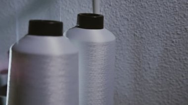İki bobin çalışma dikiş makinesi. Beyaz iplik