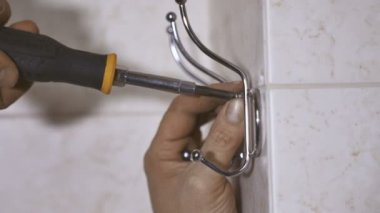 Erkek ellerini duvara askı vidalama.