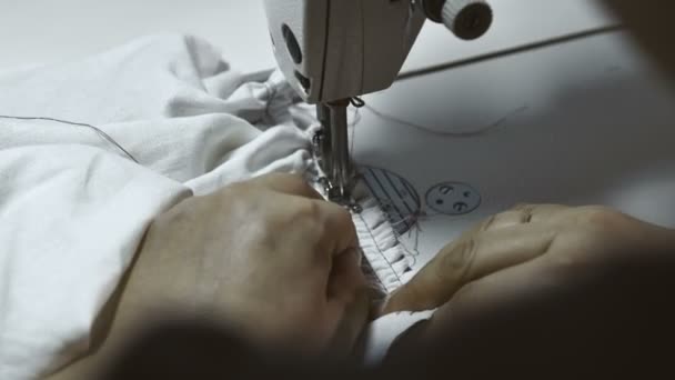 Máquina de coser de cerca. — Vídeo de stock