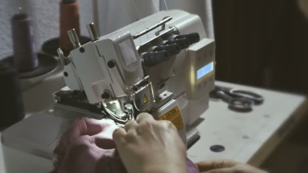 Máquina de coser de cerca. — Vídeo de stock