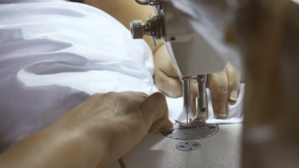 Máquina de coser de cerca. — Vídeo de stock