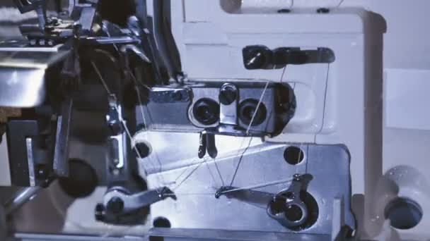 Mecanismo de operação da máquina de costura profissional — Vídeo de Stock
