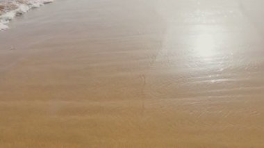 Deniz, okyanus üzerinde kum plaj dalgalar.