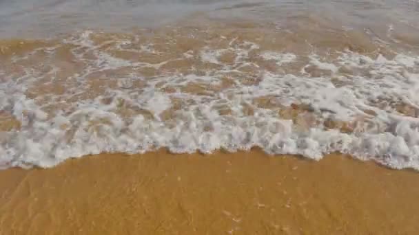 Morze, fale oceanu nad Sand plaża — Wideo stockowe