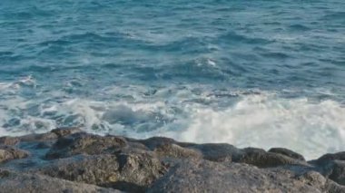 Okyanus dalgalar çökmesini taş kumsalda