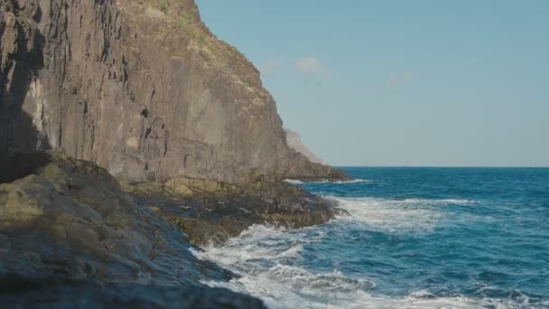 Oceaan, blauw water golven op vulkanische rotsen — Stockvideo