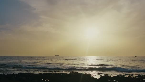 Silueta del barco en el horizonte — Vídeo de stock