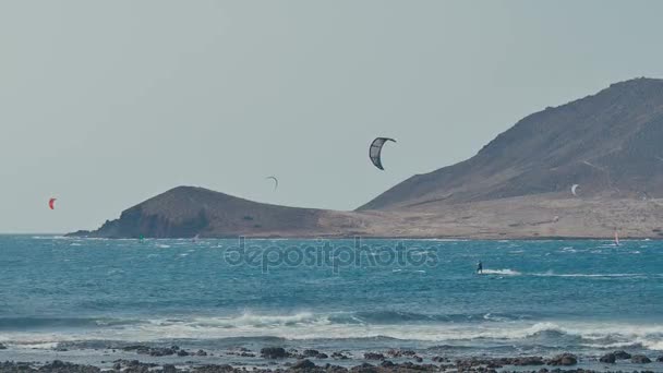 Kite Surfing no Oceano Atlântico, esporte de verão extremo. Ilhas Canárias . — Vídeo de Stock