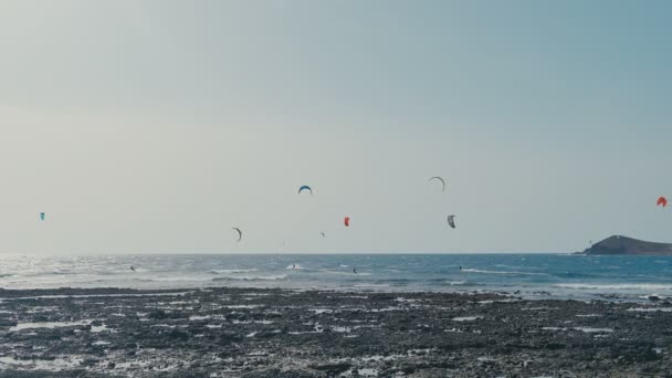 Kite surfen in de Atlantische Oceaan, Extreme Zomersport. Canarische eilanden. — Stockvideo