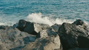 Okyanus dalgalar çökmesini taş kumsalda