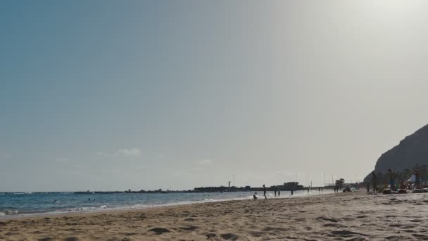 Ocean Plaża upalny dzień lata. — Wideo stockowe