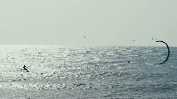 Kitesurfing i Atlanten, extrema sommarsport. Kanarieöarna. — Stockvideo
