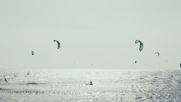 Kite Surfing v Atlantském oceánu, extrémní letní sport. Kanárské ostrovy. — Stock video