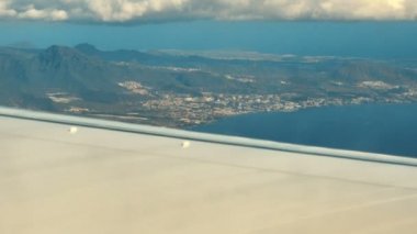 Hava yoluyla seyahat ediyor. Uçak penceresinden panoramik görünüm.