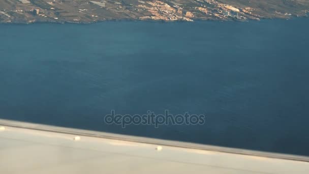 Podróżowanie drogą powietrzną. Panoramiczny widok przez okno samolotu. — Wideo stockowe