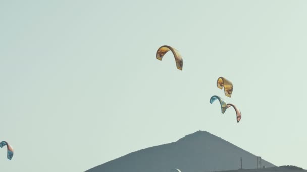 Cometa paracaídas estabilizadores en el cielo y el fondo de la montaña. Islas Canarias. España . — Vídeos de Stock