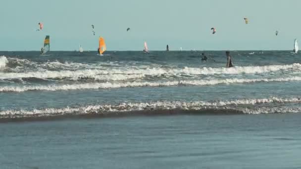 Kitesurfing w Oceanie Atlantyckim, sport Extreme summer. Wyspy Kanaryjskie. — Wideo stockowe