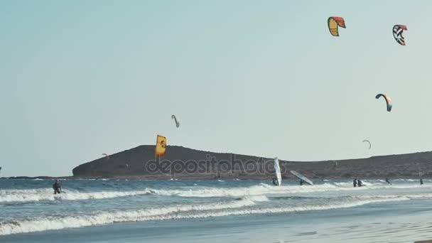 Aquilone Surf nell'Oceano Atlantico, Sport estivi estremi. Isole Canarie . — Video Stock