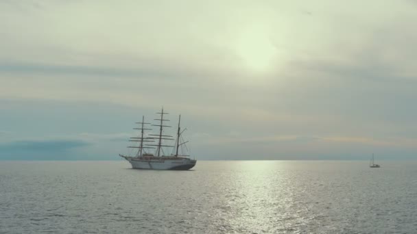 Groot zeilschip op de Atlantische Oceaan in een zonsondergang. Canarische eilanden. Spanje. — Stockvideo