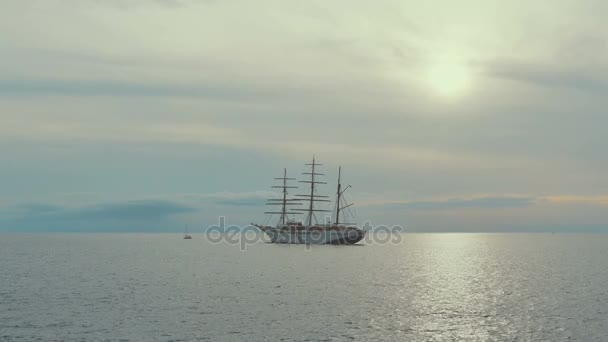 Grand voilier sur l'océan Atlantique au coucher du soleil. Îles Canaries. Espagne .