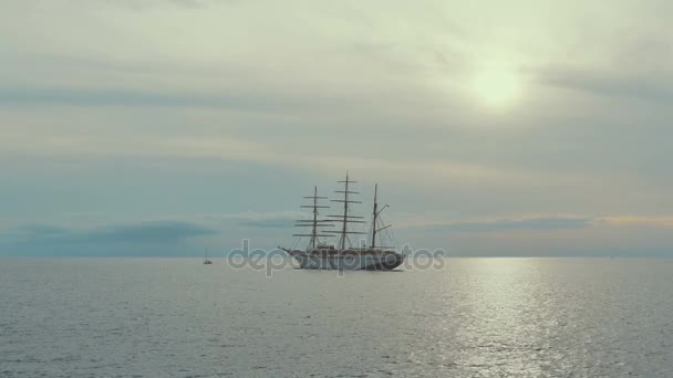 Grande nave a vela sull'oceano Atlantico in un tramonto. Isole Canarie. Spagna . — Video Stock