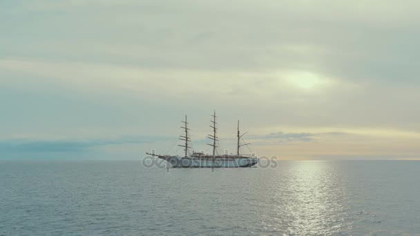 Groot zeilschip op de Atlantische Oceaan in een zonsondergang. Canarische eilanden. Spanje. — Stockvideo