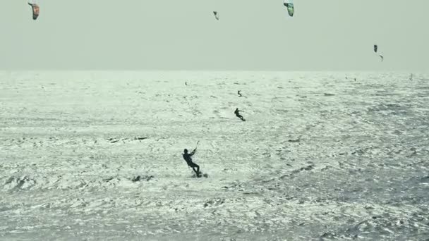 Kite Surf en el Océano Atlántico, deporte extremo de verano. Islas Canarias, España. Movimiento lento . — Vídeos de Stock