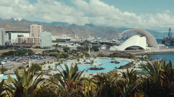 Santa Cruz, Tenerife, Canarische, Spanje, november 2016. Auditorio de Tenerife bouwen. Panorama van de stad. — Stockvideo