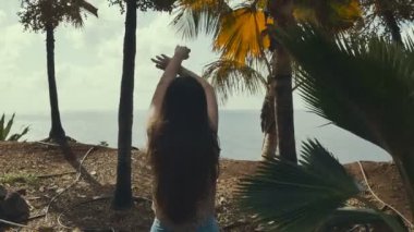 Genç kız okyanus ve avuç içi eller çeker. Okyanus görmek.