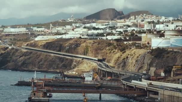 De weg langs de Oceaan in de stad. Canarische eilanden. Tenerife. Santa cruz. — Stockvideo