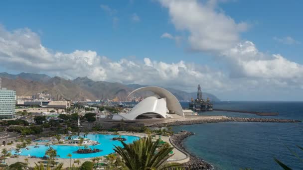 Santa Cruz, Tenerife, Kanári, Spanyolország, 2016-ban november. Auditorio de Tenerife épület. Városi panoráma. TimeLapse. — Stock videók
