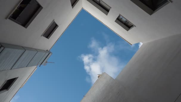 Inside close yard. Look at up. Bottom view. Fast clouds. Timelapse. — Stock Video