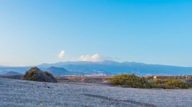 Trafik çölde karayolu üzerinde. Dağ arka plan. Timelapse.