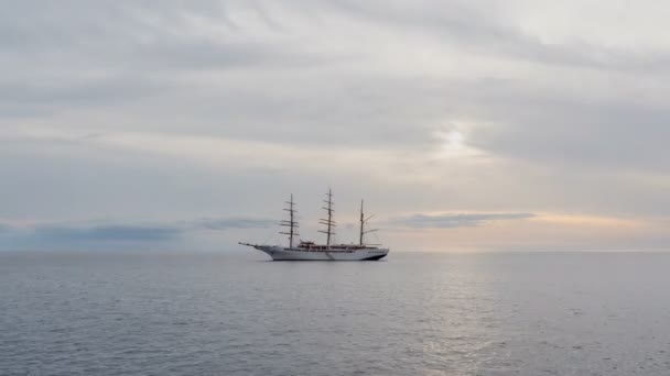在夕阳中大西洋上的大帆船。游戏中时光倒流 — 图库视频影像