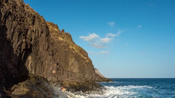 Océano, olas de agua azul chocando contra rocas. Cronograma . — Vídeo de stock