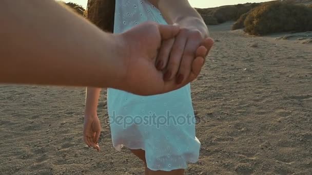 La chica en vestido blanco que conduce a un hombre hacia adelante a la aventura. Sígueme concepto. En cámara lenta. Puesta de sol — Vídeos de Stock