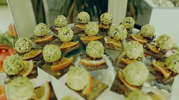 Mesa servida con Panadería, Dulces en el restaurante — Vídeos de Stock