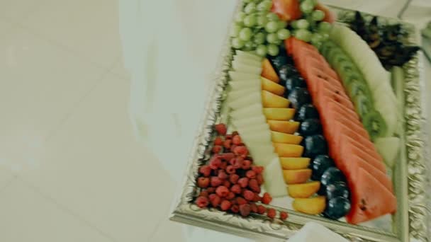 Fruits servis sur la table suédoise au restaurant — Video