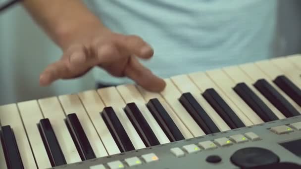 Un primer plano de tocar el sintetizador — Vídeos de Stock