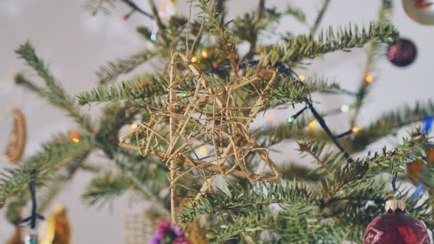 Gyönyörű karácsonyfa, hagyományos dekorációk, lámpák — Stock videók